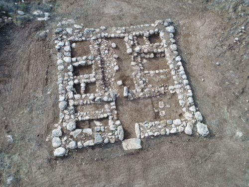 המצודה שהתגלתה בחפירות גלאון, צילום אווירי - אמיל אלג'ם, רשות העתיקות