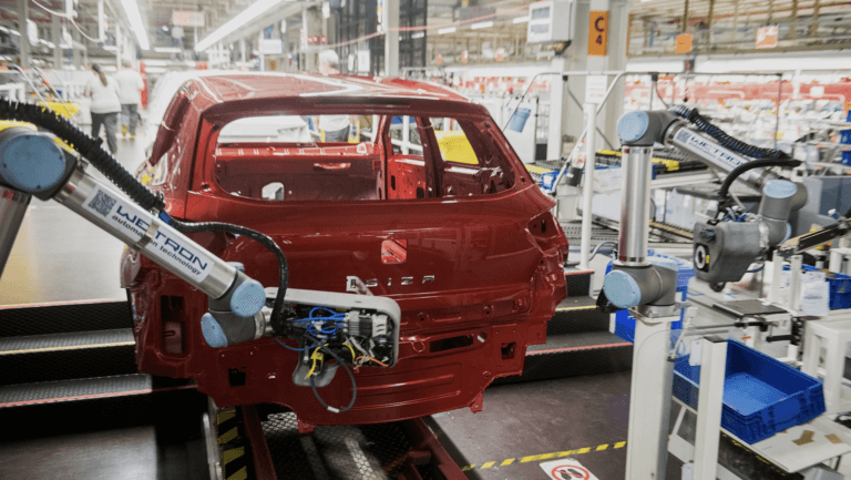 An assembly line in the SEAT factory based on cobots. In days like repairs a car is put together in 30 seconds. The line was converted to the production of ventilators. PR photo