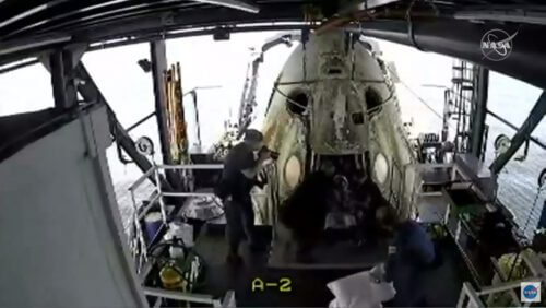 חילוץ האסטרונאוט בוב בהנקן מהחללית דראגון-אנדוור, לאחר הנחיתה במפרץ מקסיקו. צילום מסך מתוך הטלוויזיה של נאס"א