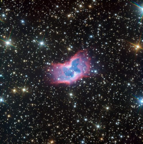 الصورة الأكثر تفصيلاً للسديم الكوكبي NGC 2899 كما تم التقاطها بواسطة أداة FORS الموجودة على التلسكوب الكبير جدًا التابع للمرصد الأوروبي الجنوبي في شمال تشيلي. لم يتم تصوير هذا الجسم أبدًا بمثل هذه التفاصيل المذهلة، حتى مع الحواف الخارجية الباهتة للسديم الكوكبي المتوهجة على خلفية النجوم. الصورة: المرصد الأوروبي الجنوبي