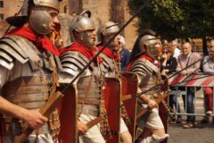 הדגמה של לבוש חיילים רומאים. מתוך Jumpstory