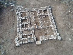 המצודה שהתגלתה בחפירות גלאון, צילום אווירי - אמיל אלג'ם, רשות העתיקות