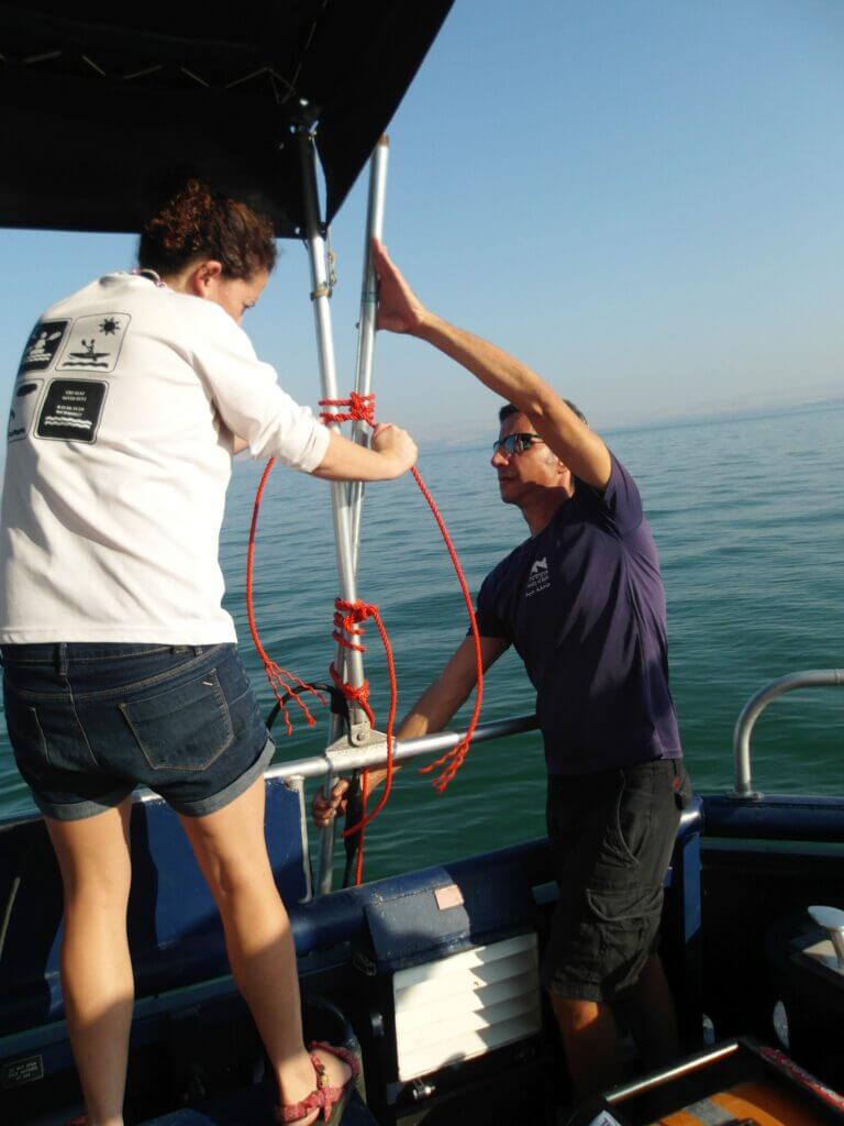 מייקל לזר ונעמה שריד (אוניברסיטת חיפה) מתקינים את מכשיר הסונאר על גבי הסירה בכינרת. צילום: לוקה גספיריני