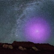 הילת הגז המקיפה את הגלקסיה השכנה אנדרומדה היתה העצם הגדול ביותר בשמים אילו היתה נראית לעין. צילום ואיור: NASA, ESA, and E. Wheatley (STScI)