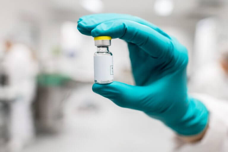 בקבוקון של חיסון ל-COVID-19 של חברת ג'נסן הנמצא כעת במחקר קליני מקיף בארה"ב. קרדיט: חברות התרופות ג'נסן של ג'ונסון אנד ג'ונסון