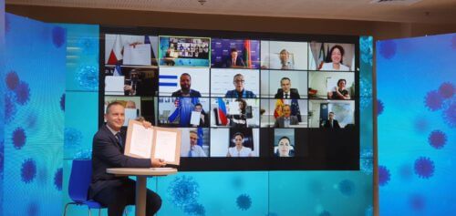 Science Minister Yizhar Shay shows the agreement to the science ministers who participated in the conference, via zoom. Photo: Spokesperson of the Ministry of Science