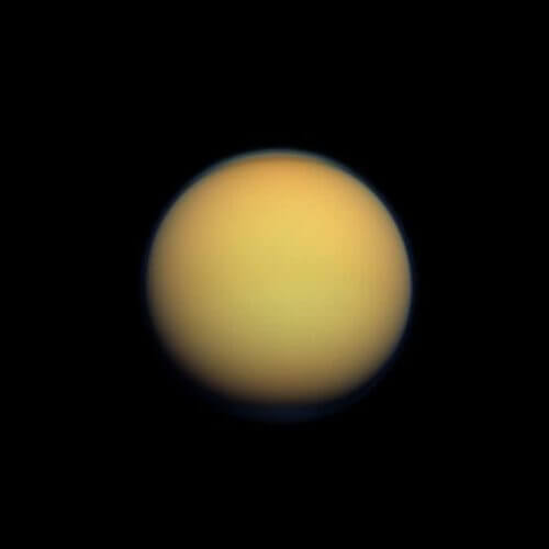 האטמוספירה של טיטאן גורמת לו להיראות כמו כדור כתום פלומתי. צילום נאס"א