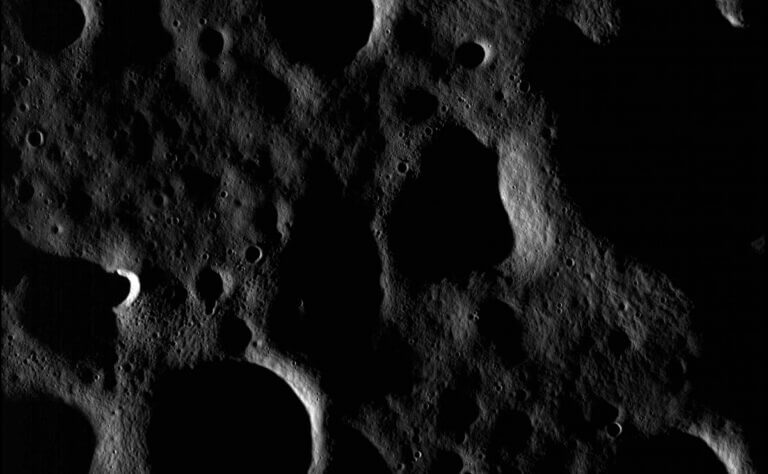 פני השטח המצולקים סמוך לקוטב הצפוני של הירח כפי שנלכדו באחת ממצלמות הגשושית LRO של נאס"א. הצעד הראשון של החוקרים היה לפענח את התמונות הדו-ממדיות בניסיון להבין כמה בורות ושקעים יש בכלל באזורים אלה, מה עומקם האפשרי ואיזה שיעור משטחם מוצל באופן קבוע NASA/GSFC/ASU