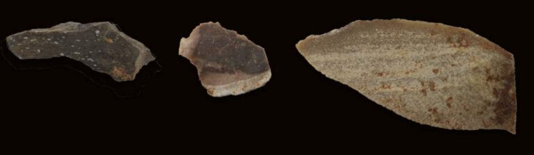 שלושה פריטים ארכיאולוגיים, שלוש דרגות חום שונות (מימין, לא בקנה מידה): להב, נתזים מסותתים ורסיסי צור שניתזו באופן ספונטני