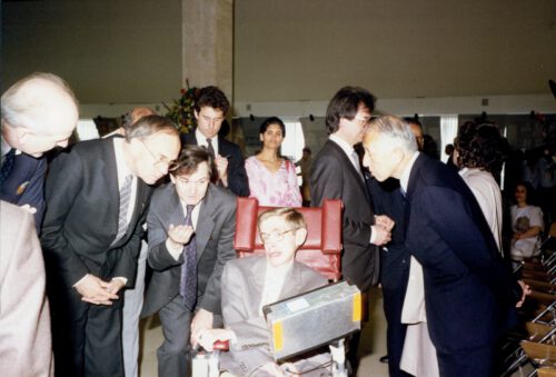 פרס וולף 1988, באמצע: רוג'ר פנרוז וסטיבן הוקינג שזכו בפרס וולף לפיזיקה בעבור פיתוח תיאורית החורים השחורים. קרדיט צילום קרן וולף