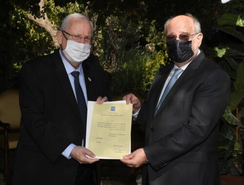 وزير العلوم يزهار شاي والبروفيسور بيرتس لافي، صورة ثابتة التقطها مارك نيمان ص