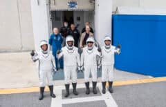 האסטרונאוטים של משימת Crew-1: משמאל: שאנון ווקר, ויקטור גלובר, מייק הופקינס וסואיצ'י נוגוצ'י עוטים חליפות חלל של ספייס אקס בדרכם לכן השיגור. צילום: נאס"א/Joel Kowsky