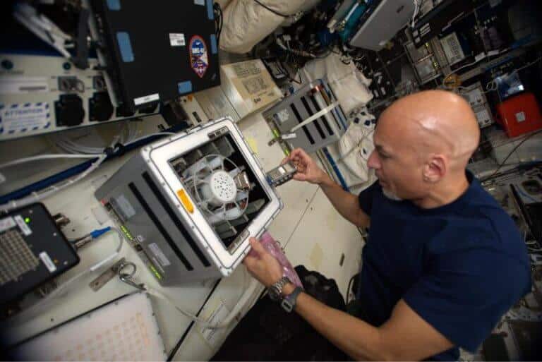 رائد الفضاء لوكا بارميتانو يضع "مفاعلات بيولوجية" في جهاز طرد مركزي على متن محطة الفضاء الدولية. الصورة: وكالة الفضاء الأوروبية