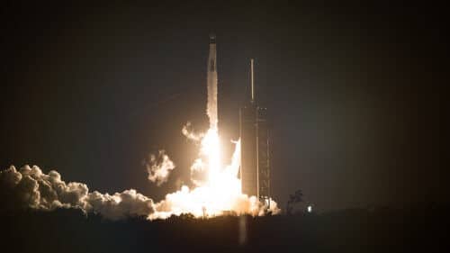 משגר פלקון 9 של SpaceX הנושא את החללית Crew Dragon של החברה במשימת CREW-1 של נאס"א וספייס אקס שוגר הלילה לתחנת החלל הבינלאומית ובתוכו חללית ובה האסטרונאוטים של נאס"א מייק הופקינס, ויקטור גלובר, שאנון ווקר, והאסטרונאוט של הסוכנות לחקר החלל של יפן סויצ'י נוגוצ'י ,יום ראשון, 15 בנובמבר 2020, במרכז החלל קנדי של נאס"א בפלורידה. צילום: נאס"א/ג'ואל קוסקי