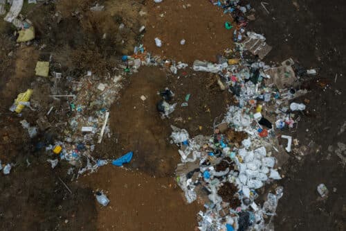 פסולת פלסטיק על שפת הים.  <a href="https://depositphotos.com/">המחשה: depositphotos.com</a> 