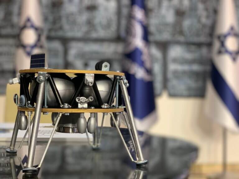 النموذج الأولي للمركبة الفضائية بيريشيت 2 بما في ذلك عمليات الهبوط كما تم وضعها في منزل الرئيس، 9/12/2020. شاهار كوهين المتحدثة باسم وزارة العلوم والتكنولوجيا