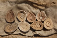 תבניות לנרות שמן בנות למעלה מאלף שנה שהתגלו בחפירה בטבריה. צילום: רשות העתיקות
