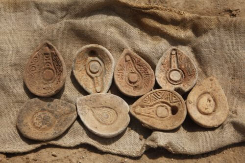 قوالب شموع زيتية عمرها أكثر من ألف سنة تم اكتشافها خلال التنقيب في طبريا. الصورة: هيئة الآثار