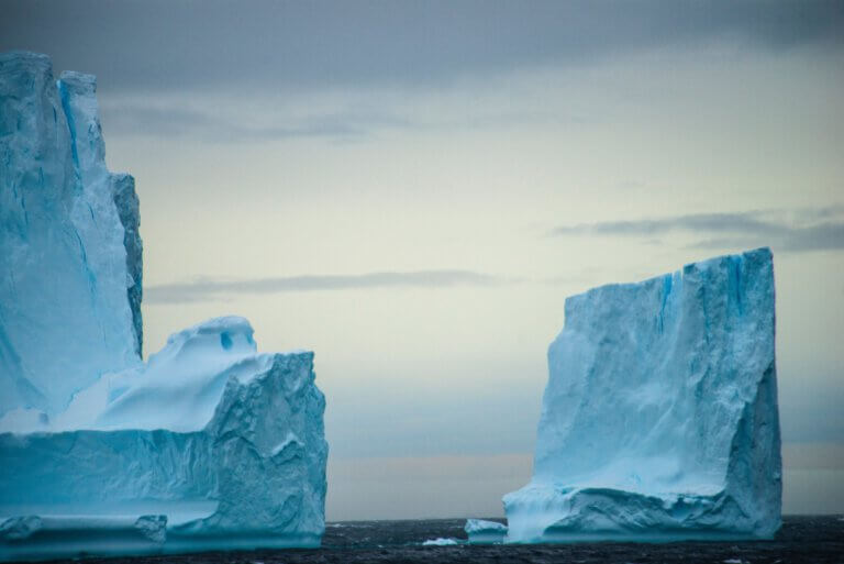 שכבות הקרח היבשתיות שבקטבים יכולות להשפיע אחת על השנייה, בגלל המים שזורמים ביניהן. תצלום: alex rose – unsplash