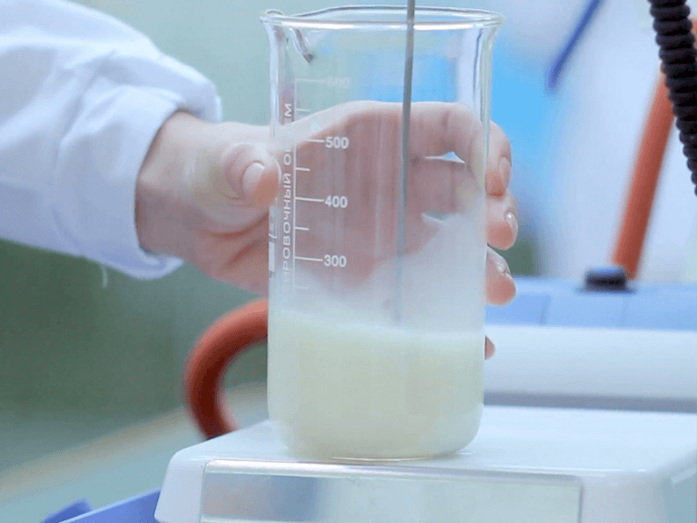 יזמים מנסים לגדל חלב אם במעבדה על ידי חילוץ תאים מבלוטת החלב, האיבר המייצר חלב בגוף האישה, והרבייתם במעבדה. videoblocks