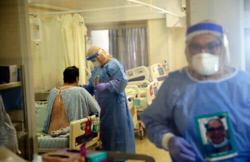 אנשי צוות רפואי ממוגנים מטפלים בחולי קורונה במרכז הרפואי קפלן ברחובות  16 בספטמבר 2020. צילום: shutterstock