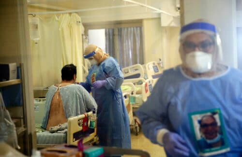 Protected medical staff members treat corona patients at the Kaplan Medical Center in Rehovot on September 16, 2020. Photo: shutterstock