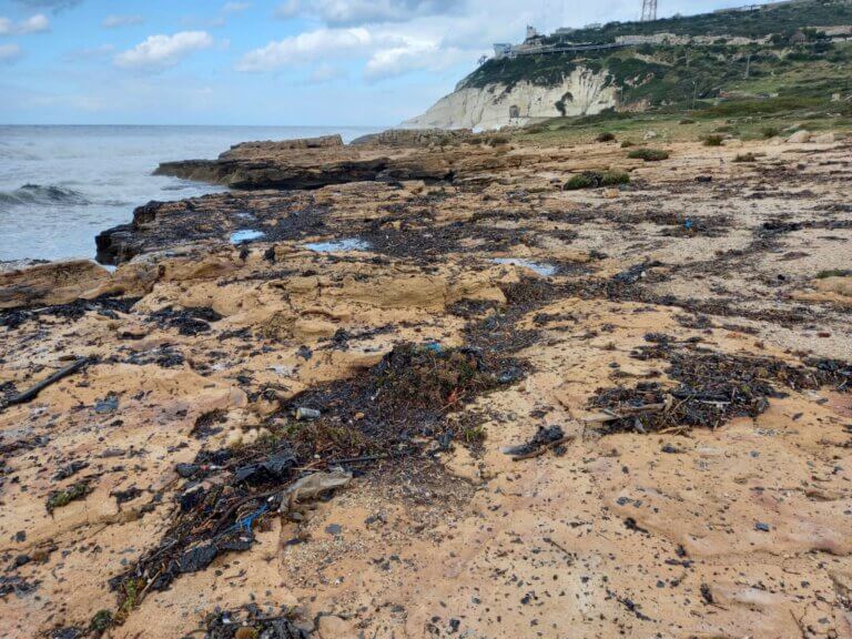 A tar patch and debris were thrown onto the Rosh Hankara beach. Photo: Gidi Bettelheim, Ministry of Environmental Protection