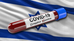 בדיקת קורונה חיובית על רקע דגל ישראל. צילום: depositphotos.com