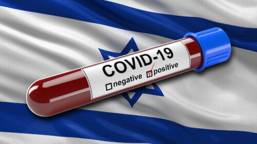 نتيجة فحص كورونا إيجابية على خلفية العلم الإسرائيلي. الصورة: موقع Depositphotos.com