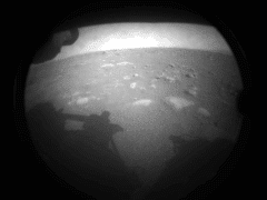 זוהי התמונה הראשונה ששודרה מהרובר התמדה של נאס"א לאחר הנגיעה בקרקע מאדים ב -18 בפברואר 2021. הנוף הנשקף מאחת ממצלמות הדרך של התמדה, מוסתר בחלקו על ידי מכסה אבק. צילום: נאס"א / JPL-Caltech