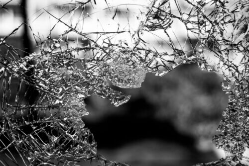 broken glass. Photo: Gilbert Ebrahimi, unsplash