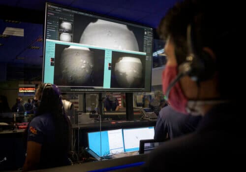 The first images arrive at the Preservations control room. Photo: NASA / JPL-Caltech