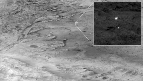 מקפת MRO לכדה את פרזרבירנס בעת הצניחה באטמוספירת מאדים.  קרדיטים: נאס"א / JPL-Caltech מקפת MRO לכדה את פרזרבירנס בעת הצניחה באטמוספירת מאדים.  קרדיטים: נאס"א / JPL-Caltech נאס"א גם הצליחה לצלם את הנחיתה מזווית יוצאת דופן - מהחלל. בתצלום ניתן לראות את שלב הירידה ובתוכו רובר הפרזרבירנס נופל באטמוספירת המאדים, כשהמצנח שלו נגרר מאחור, בתמונה זו שצולמה ב- 18 בפברואר 2021, על ידי מצלמת ניסוי ההדמיה ברזולוציה גבוהה (HiRISE) על סיפון סייר המאדים (MRO) ניתן לראות את דלתא הנהר העתיקה, שהיא מטרת המשימה, מכתש ג'יזרו משמאל. מקפת MRO היתה כ- 700 ק"מ   מפרזרבירנס וננע במהירות של 3 ק"מ לשנייה בזמן שצילמהם את התמונה. המרחק הקיצוני והמהירויות הגבוהות של שתי החלליות היו תנאים מאתגרים שדרשו תזמון מדויק וכדי  MRO  יופנה כלפי מעלה ויתגלגל חזק שמאלה כך שניתן יהיה לראות את פרזרבירנס על ידי HiRISE בדיוק ברגע הנכון