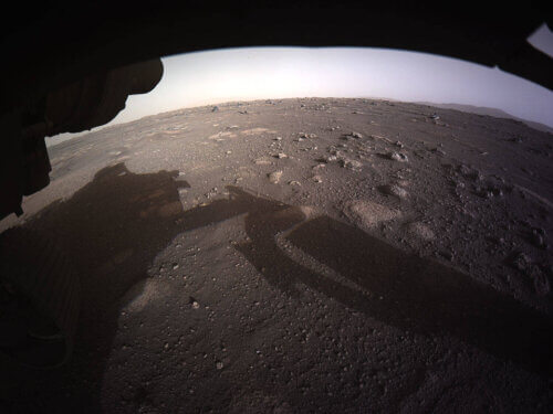 זוהי תמונת הצבע הראשונה ברזולוציה גבוהה שצולמה על ידי מצלמות הסיכון (Hazcams) בצד התחתון של רכב המאדים פזרבירנס של נאס"א לאחר הנחיתה ב- 18 בפברואר 2021. קרדיטים: נאס"א / JPL-Caltech