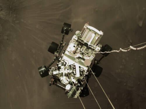 תמונת סטילס ברזולוציה גבוהה זו היא חלק מסרטון שצולם על ידי כמה מצלמות כאשר רובר ההתמדה של נאס"א נגע בקרקע המאדים ב- 18 בפברואר 2021. מצלמה על סיפון שלב הירידה (עגורן המאדים) לכדה את זריקת הרובר מתוכה  זמן קצר לפני הנגיעה. קרדיטים: נאס"א / JPL-Caltech