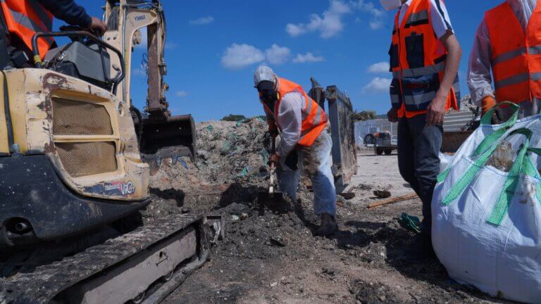إزالة مخلفات القطران من شواطئ عتليت. تصوير - العاد يعقوب، ص