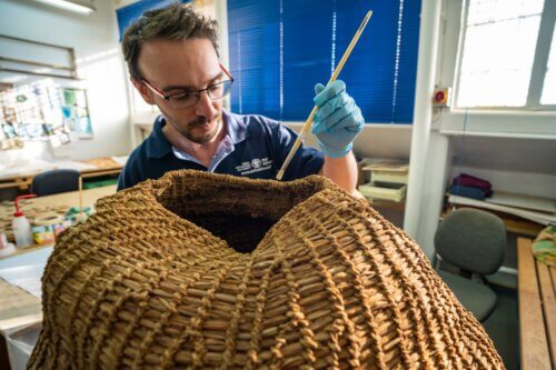 The conservation treatment of the basket in the Antiquities Authority laboratories. Photo: Yaniv Berman, Antiquities Authority