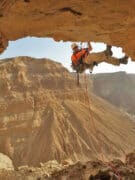 עושים סנפלינג במדבר יהודה. צילום: איתן קליין, רשות העתיקות