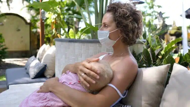 الرضاعة الطبيعية في عصر كورونا. الصورة: موقع إيداع الصور.com