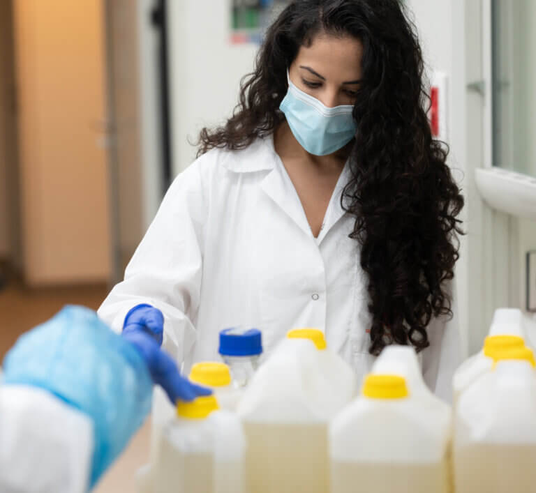 Dr. Karin Yaniv in the laboratory of Prof. Ariel Kushmaro. Photo: Danny Machlis, Ben-Gurion University of the Negev