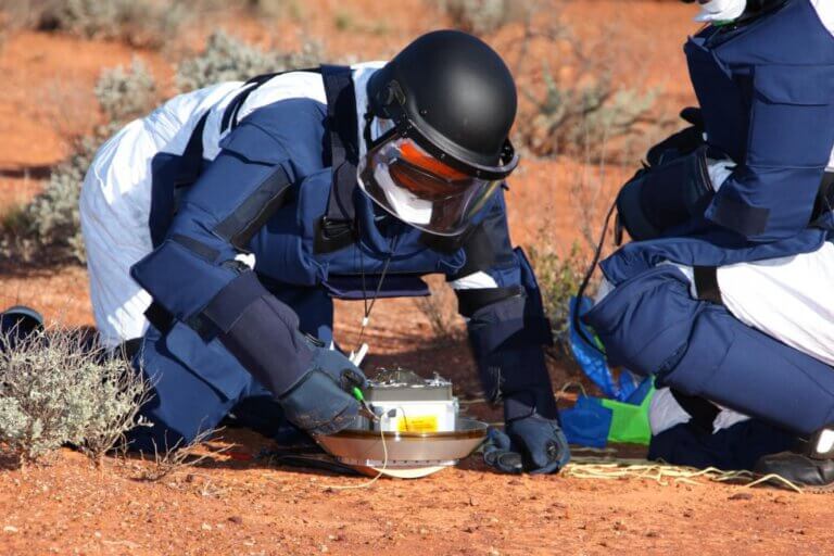 The personnel of the Japanese Space Agency collect the sample capsule brought by the Yabusa 2 spacecraft. Photo: JAXA