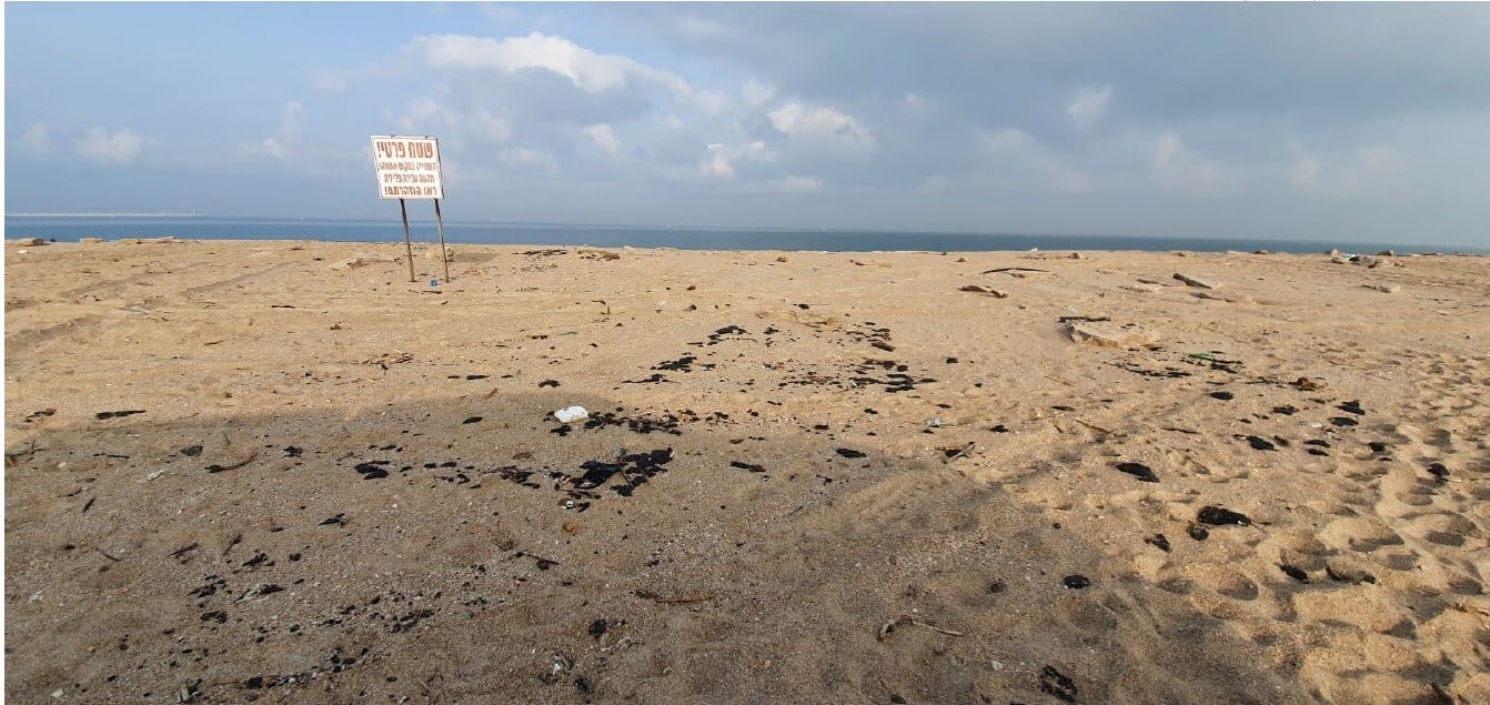 مخلفات القطران على شواطئ أشدود بعد التسرب النفطي، 18 مارس 2021. تصوير درور تسوريل، وزارة حماية البيئة