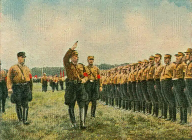 إحاطة للجنود الألمان عام 1933. من بطاقة عتيقة معلقة على علب السجائر. المدخل الرئيسي لمعسكر الإبادة أوشفيتز 1، بولندا. الصورة: موقع إيداع الصور.com