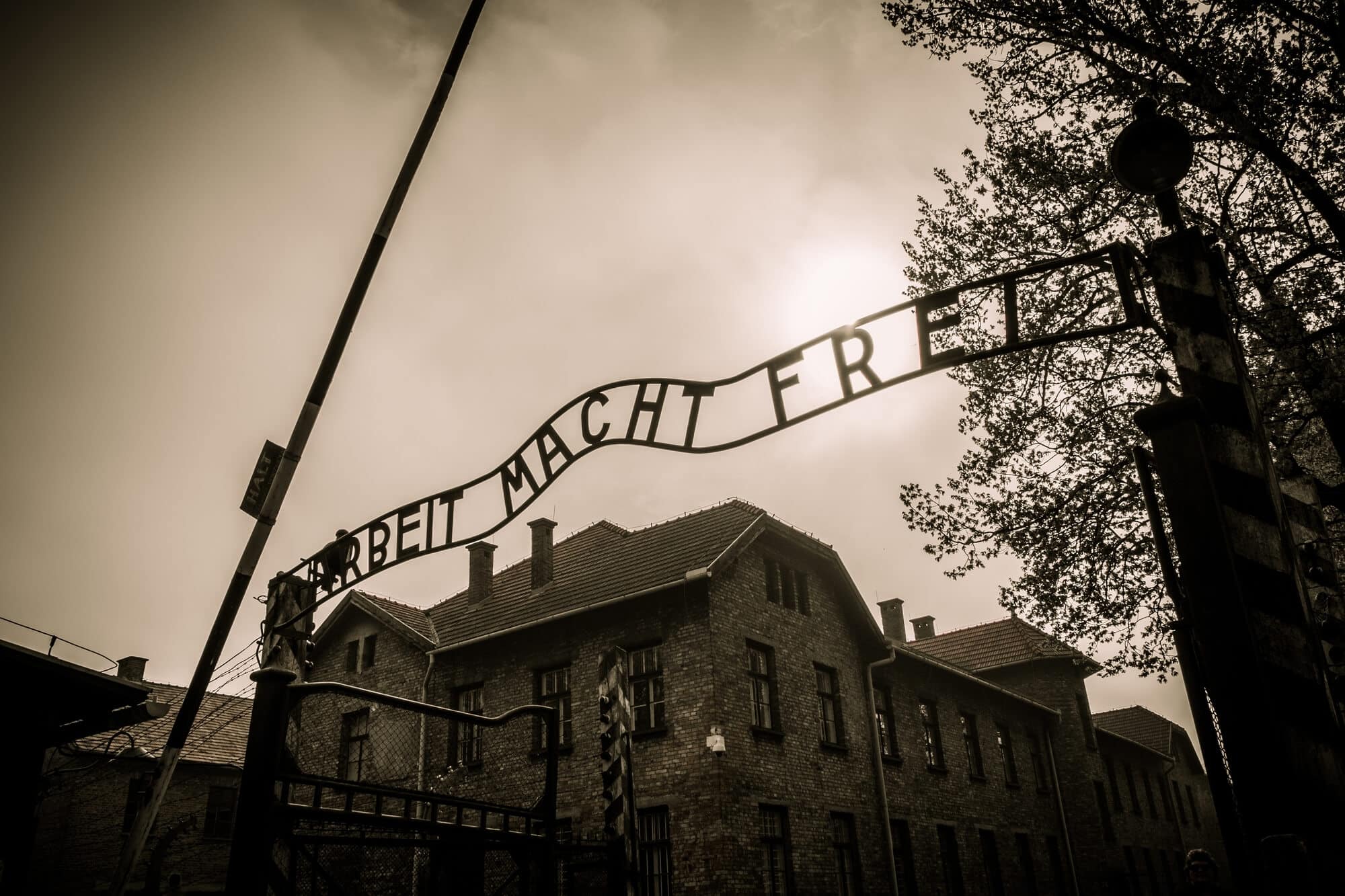הכניסה הראשית למחנה ההשמדה אושוויץ 1, פולין. איור: depositphotos.com