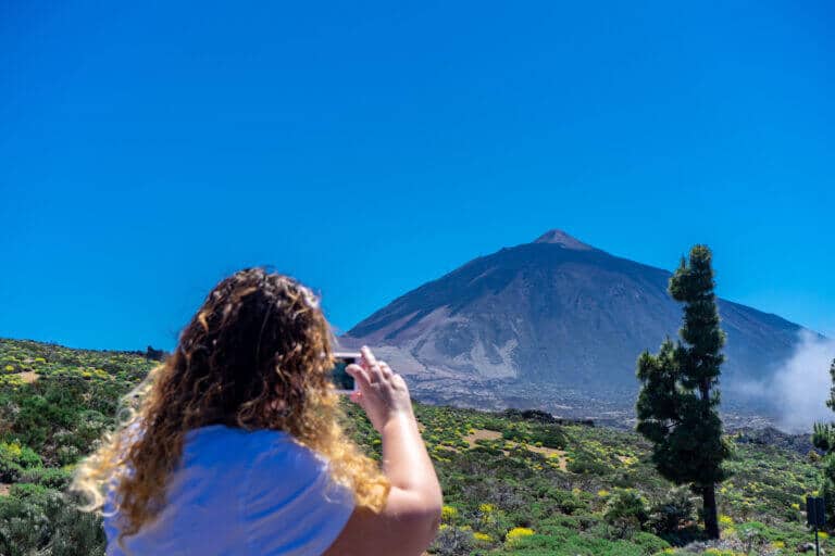 תיירת מצלמת בטלפון החכם את הר הגעש טיידה בטנריף, האיים הקנריים. איור: depositphotos.com