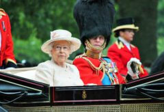 מלכת בריטניה אליזבט השניה ובעלה הנסיך פיליפ שנפטר השבוע, התמונה צולמה בשנת 2015. איור: depositphotos.com