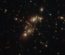 צילום שנעשה באמצעות טלסקופ החלל של אשכול הגלקסיות Abell 2813 (הידוע גם כ-ACO 2813). קרדיט: ESA/Hubble ו-NASA, Do. Coe