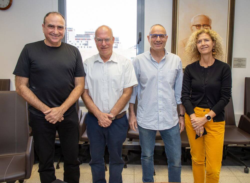 (من اليمين إلى اليسار): البروفيسور توفا ميلو (عميد كلية العلوم الدقيقة في جامعة تل أبيب)، البروفيسور مئير فيدر، البروفيسور أرييل بورات والبروفيسور يوسي ماتياس.