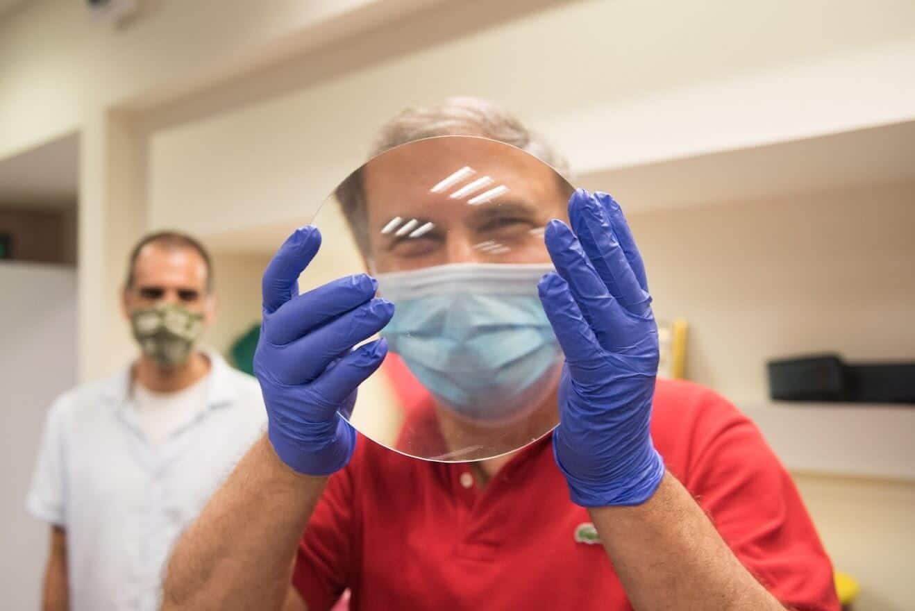 Eitan Stiva with the lens in Prof. Moran Berkovich's lab at the Technion. Photography, Rami Shloush, Technion Spokesperson