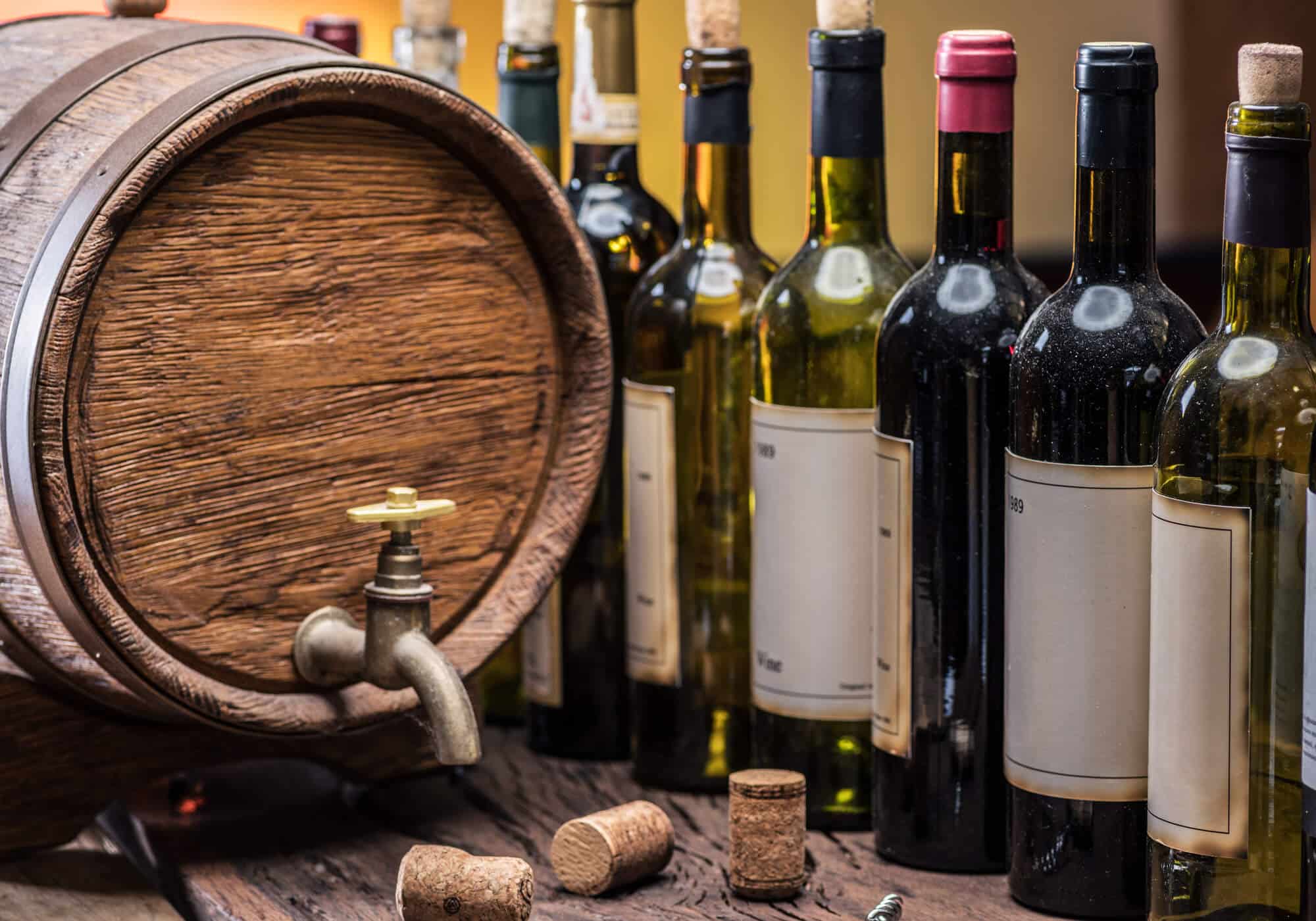 בקבוקי יין וחבית יין עשויה עץ אלון.  <a href="https://depositphotos.com. ">איור: depositphotos.com</a>
